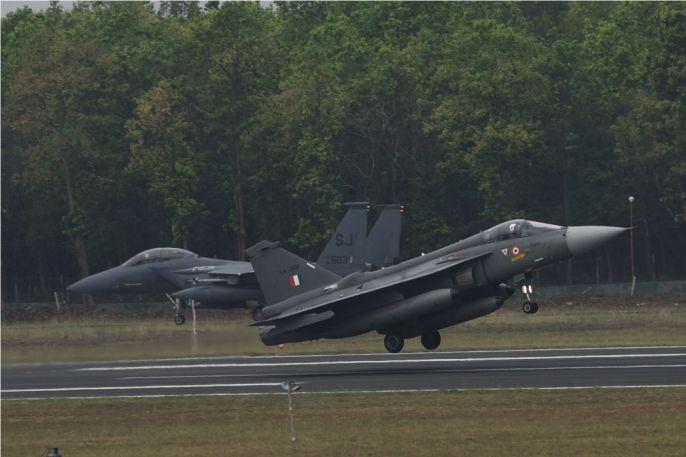 航空展上发生坠机事故，是冲击最大的航空事故的一种。印度在迪拜航空展上表演飞机的坠