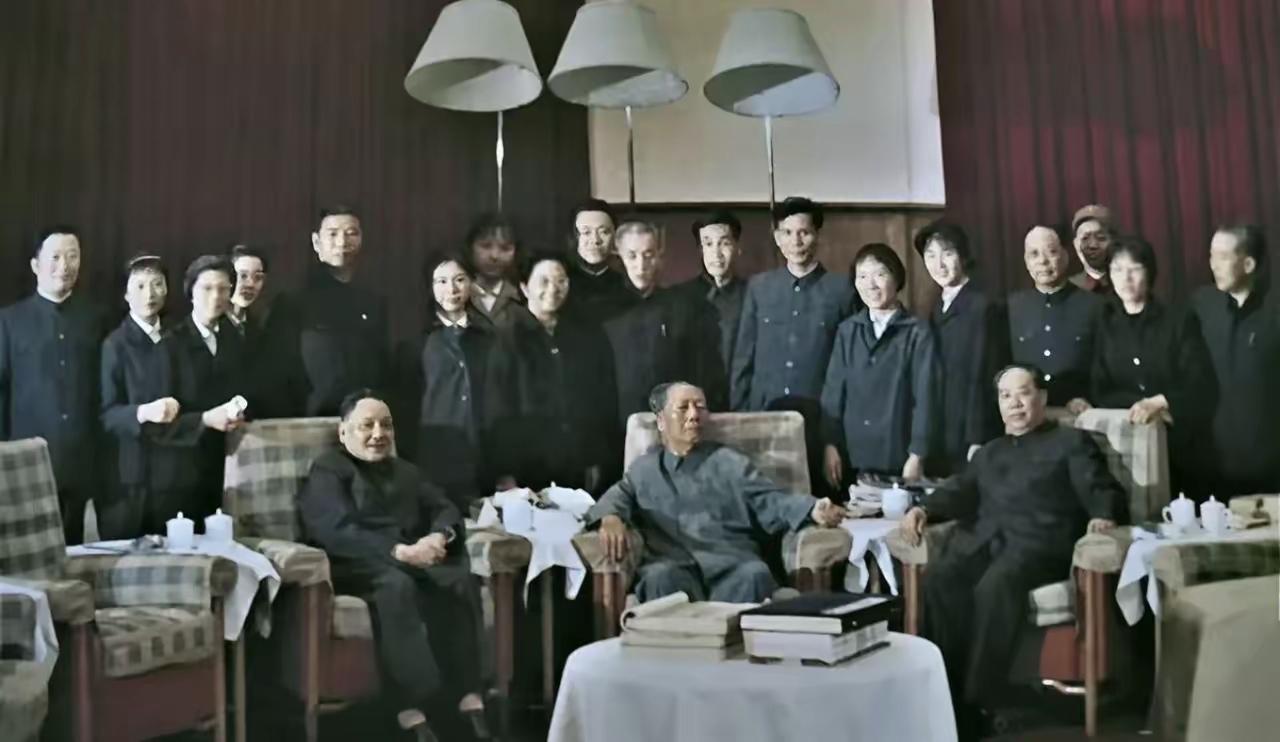 毛主席不顾自身疲惫，提出与身边工作人员合影留念，也是最后一次与大家拍照。这张