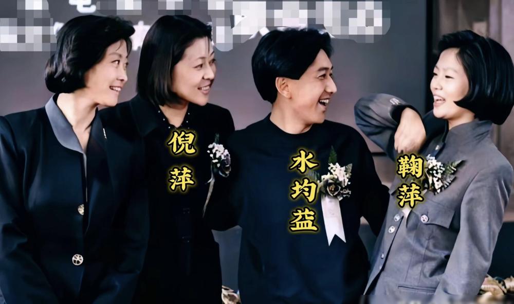 刷到央视老主持的早年合影。倪萍鞠萍都留着短发，那股干练劲儿现在看还亮眼。