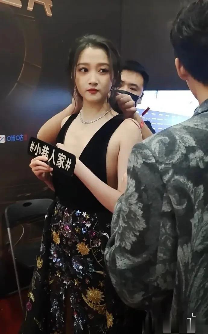 关晓彤亲身证明了没🐻千万不要穿深V，不然会很丑这衣服穿的简直是灾难，显得五大