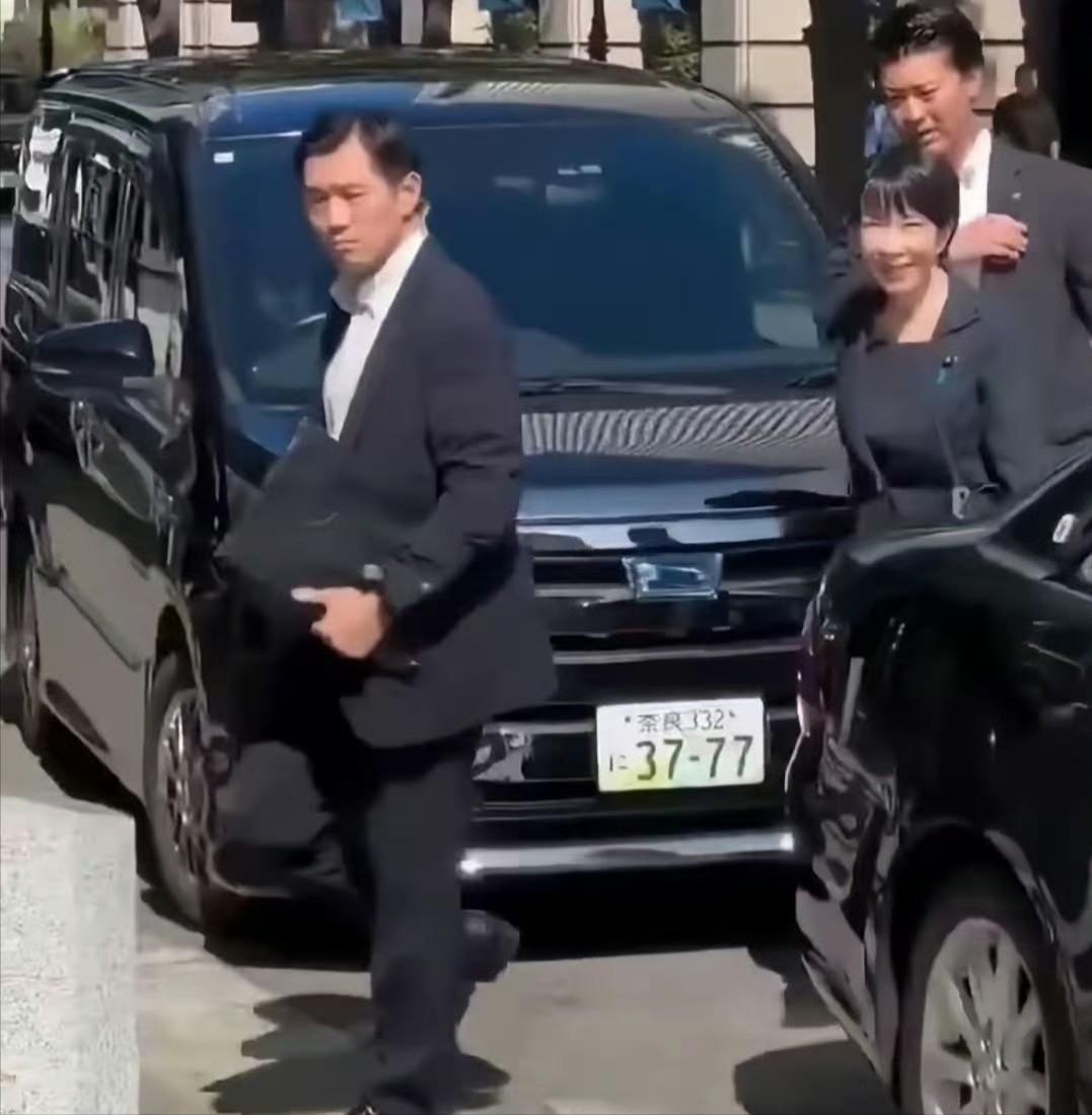 高市早苗的出行座驾被曝出带有特殊含义的车牌，有人说她是故意的，如果真是这样，那这