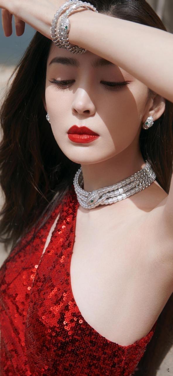 古力娜扎大红唇太勾人了！