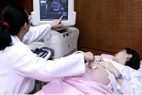 二胎终于生下男孩, 女儿为了看孩子, 被奶奶打了一巴掌!