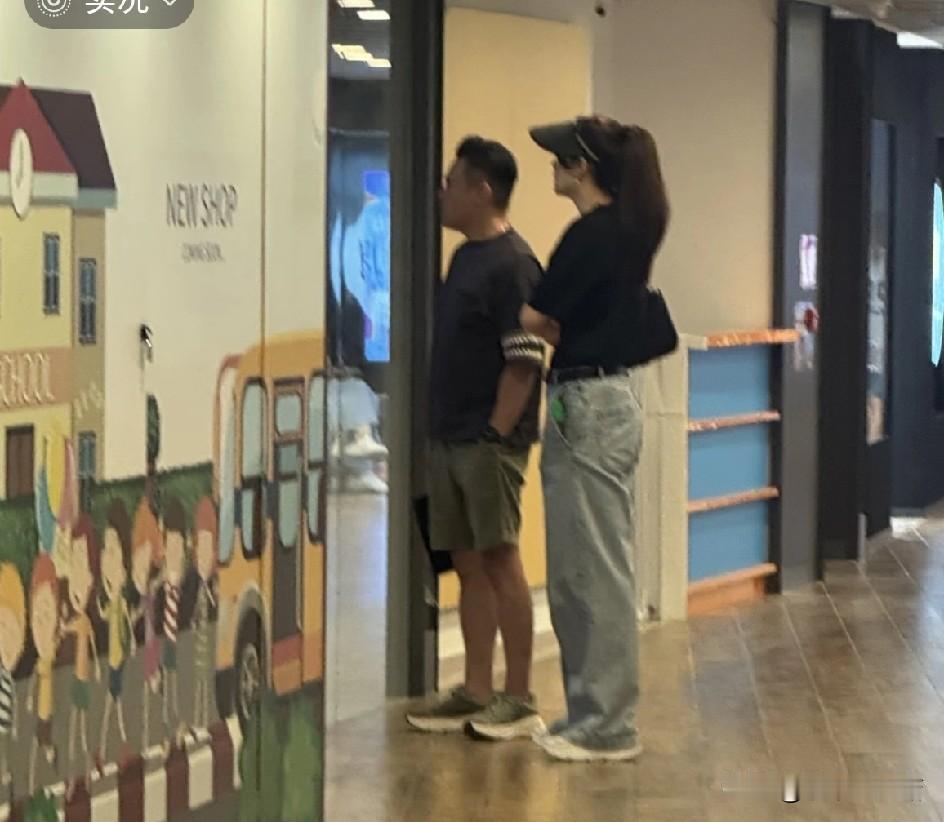 网友偶遇熊黛林和老公郭可颂一起逛街，熊黛林不愧是好身材，打扮得这么休闲气质也很好