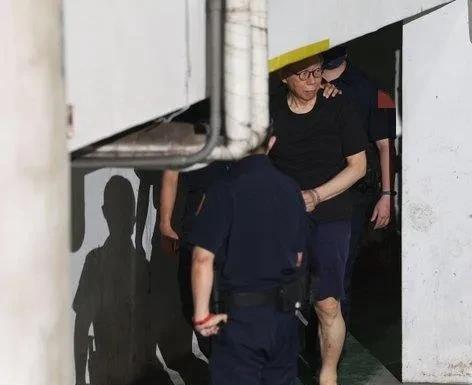 台北地方法院昨天一审再次开庭审理京华城案传讯柯文哲出庭，污点证人台北市都发局前总