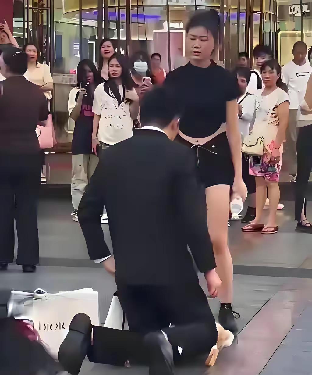 大庭广众之下这男子居然给女人下跪，真是太不可思议养不起就不要领回家！这姑娘只适
