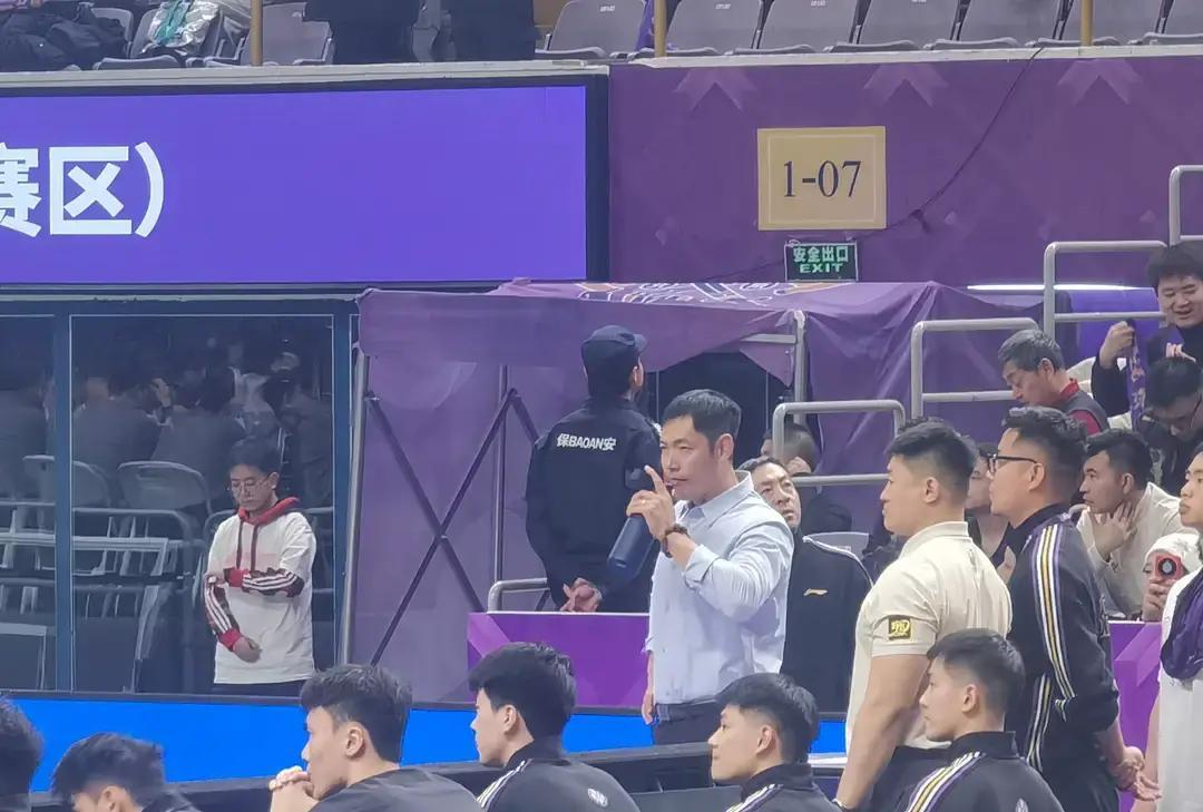 70分惨案！北控被上海打回原形昨晚打完，记分牌定格70-90。北控全队像断