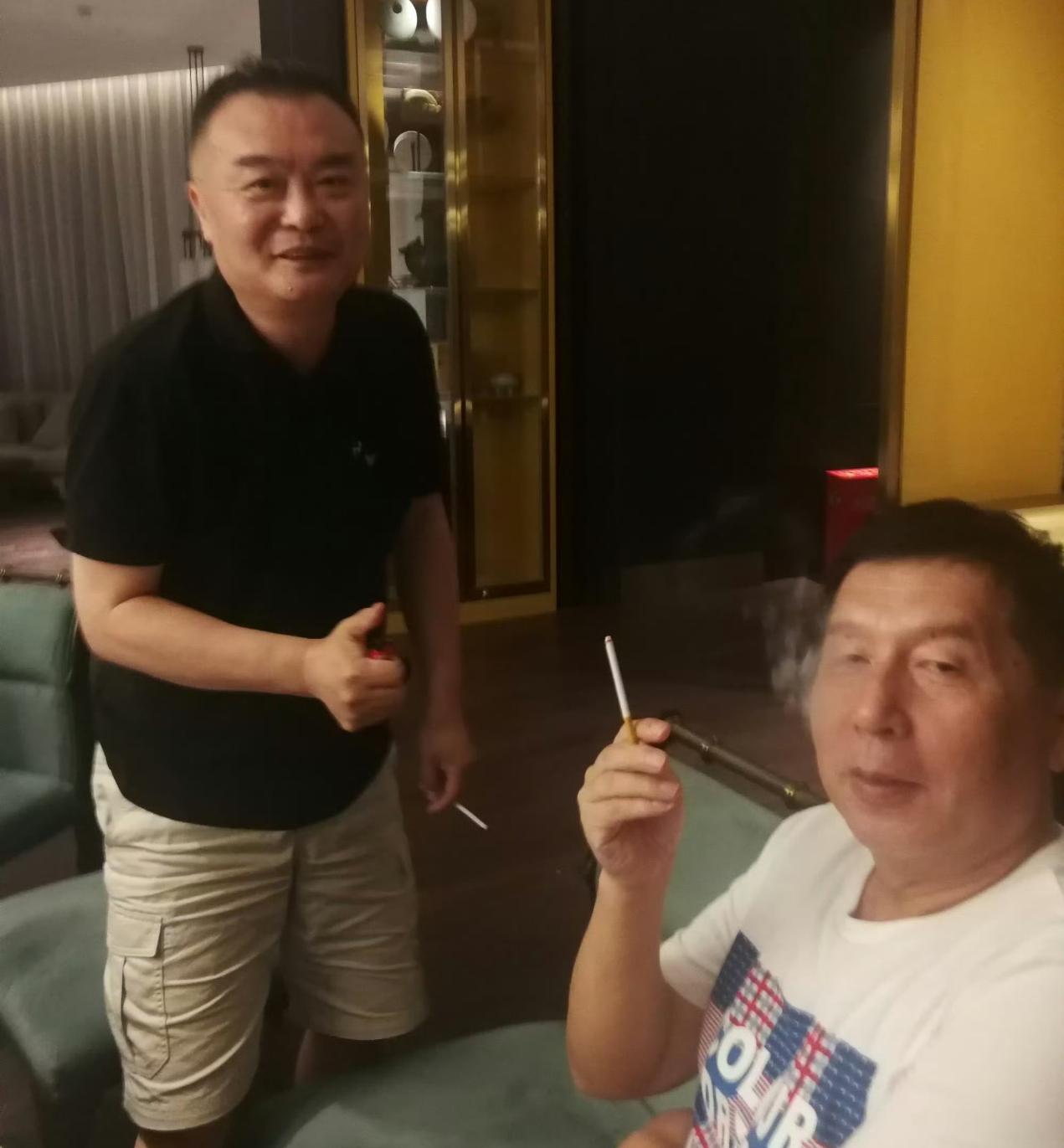 坐在石述思身旁的这位大佬到底是谁？来头看着不一般。平日里烟酒不沾的石述思，居然主