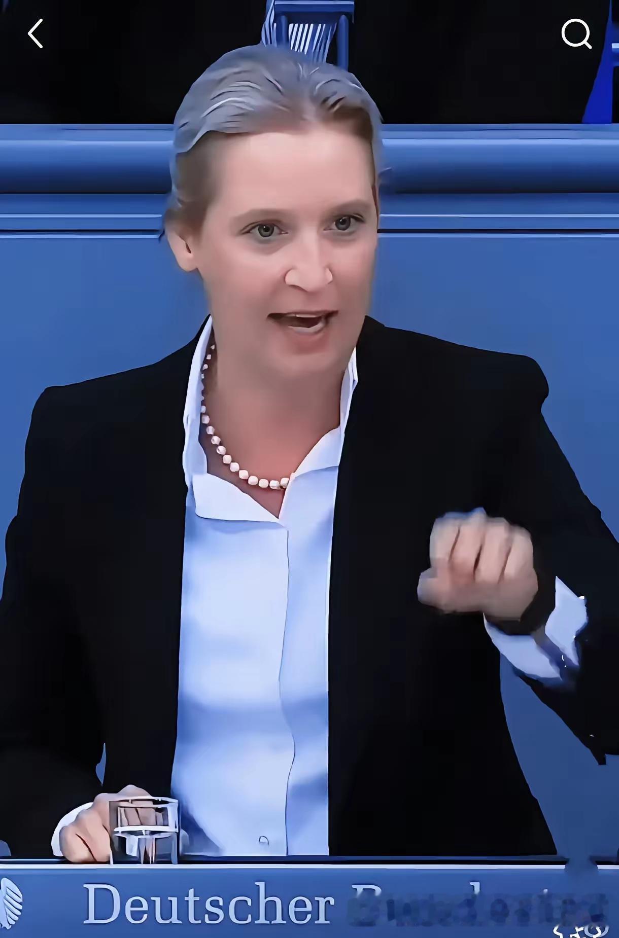德国选择党联合主席魏德尔再放惊人狠话！ 9月14日，这位德国政坛现在最火的女