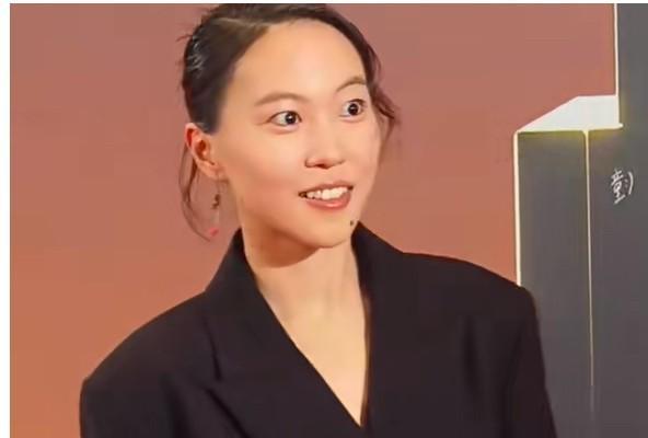 回过头才发现王菲大女儿比张柏芝大儿子大了9岁一个27，一个18女大十八变，
