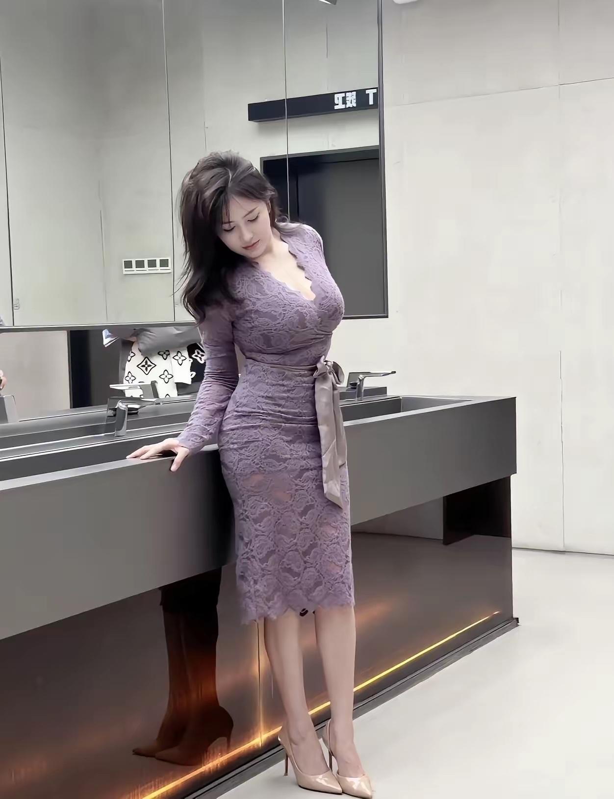 优雅紫色蕾丝裙，时尚都市女性范儿