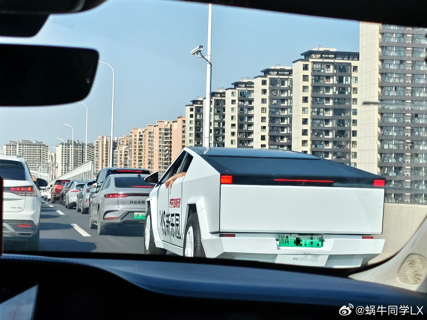 早安，上海！第一次在上海遇到特斯拉Cybertruck，挂的是成都车牌，5米88