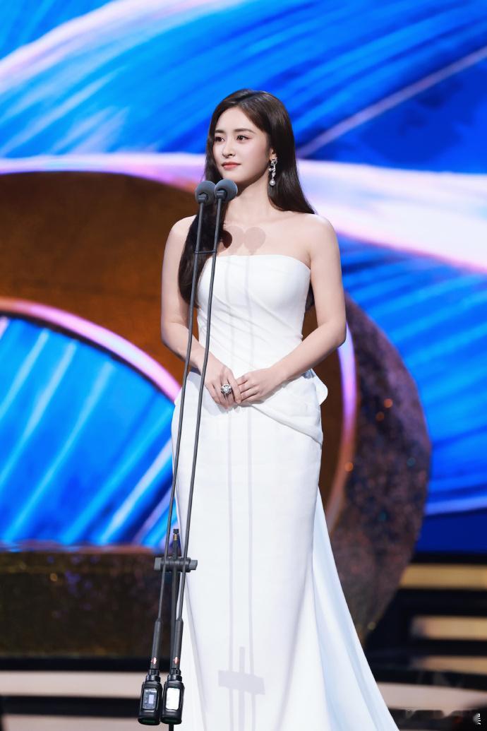 沈月抹胸白裙温婉感有人懂沈月抹胸白裙吗～好温婉好美丽！像白玉般美好沈月黑长直抹胸