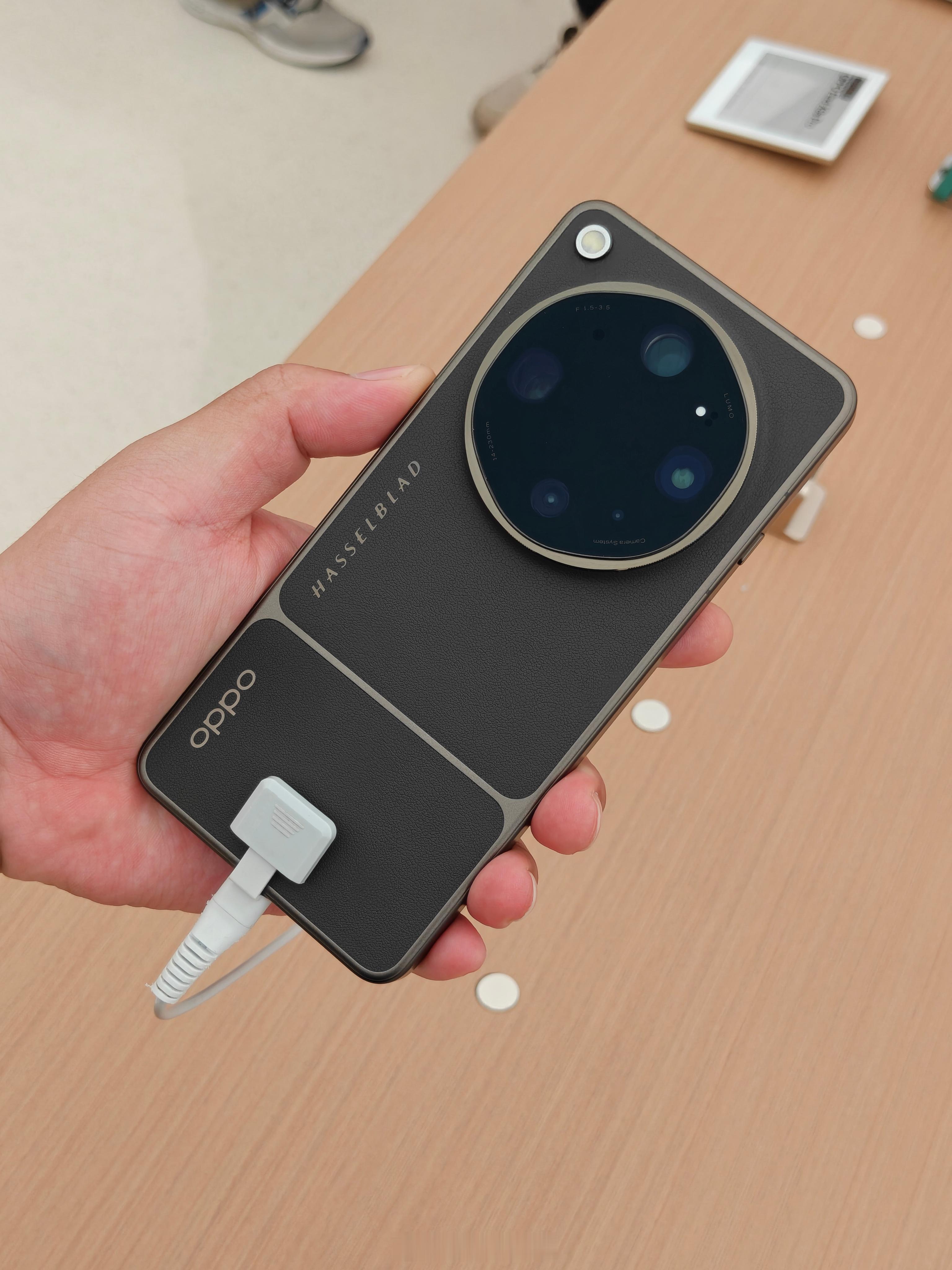 路过看到了FindX9Ultra，果然白色很耐看，苔原很哈苏。之前看到渲染