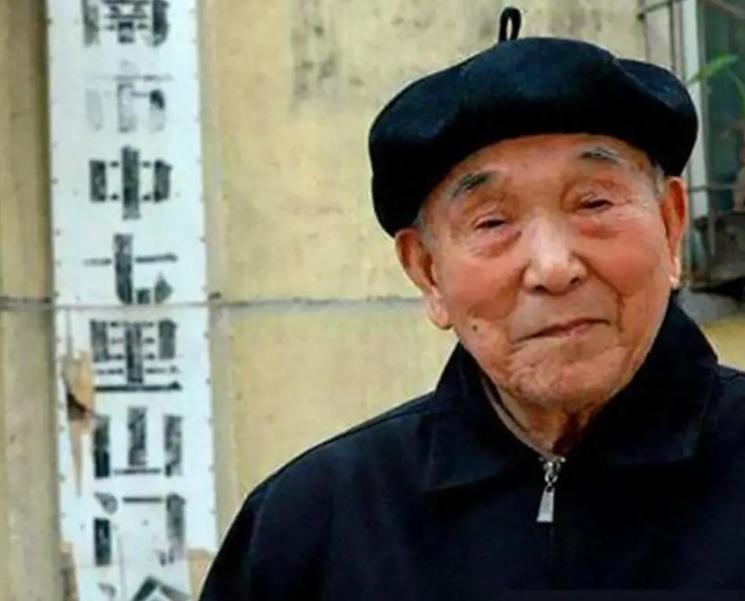 “你真是疯了”，1937年，刚从地里回来的老王头，发现老婆子正把一个光溜溜的男人