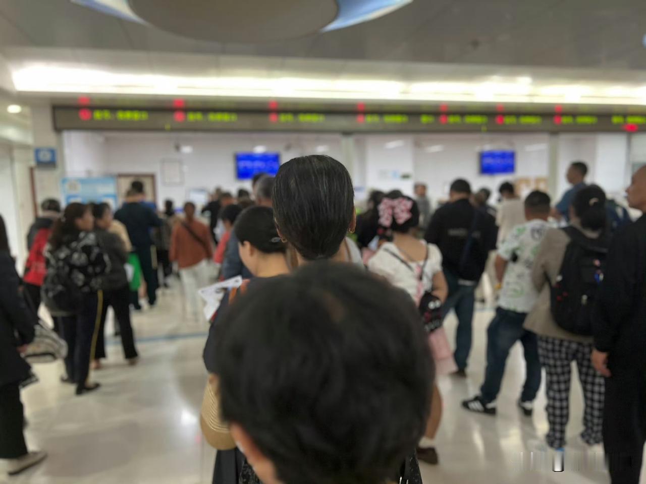 最近尽量别往医院凑热闹了。挂号处排着长队，走廊里也多是发烧咳嗽的人。邻居家小