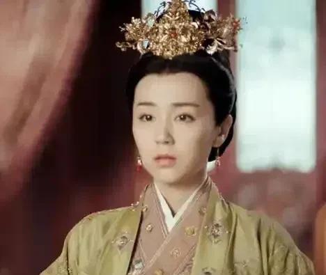 朱棣率兵攻入南京时，俘虏了朱允炆的生母吕氏。看见吕氏狼狈地摔在地上，朱棣前搀扶，