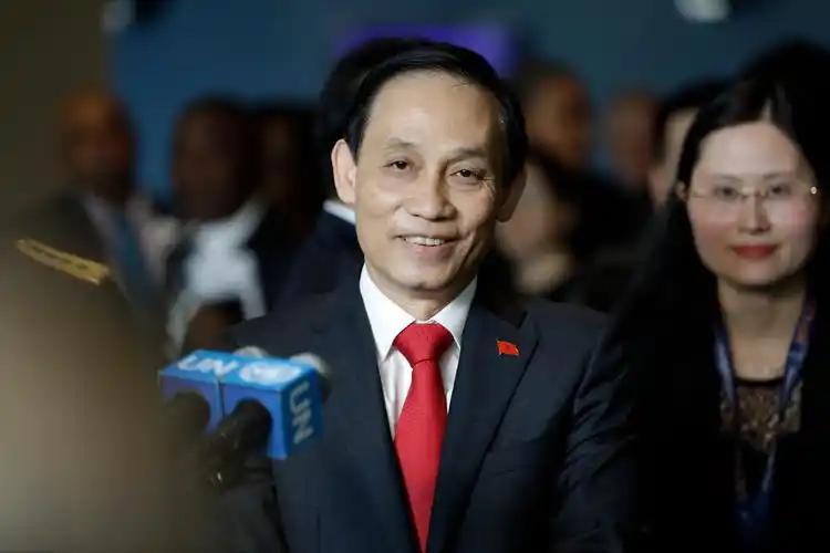 越南不再装了？内部文件曝光对美真实心态，转头就给了中国一个拥抱？ 面具终于被