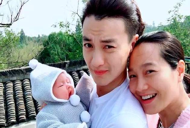 朱丹的女儿是2017年出生的，二胎儿子是2020年出生，两人差了足足三岁，明明大