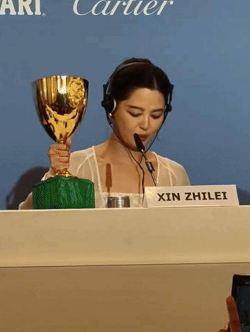 威尼斯电影节影后获得者辛芷蕾在出席新片发布会时，展现出了令人会心一笑的谦逊姿态。