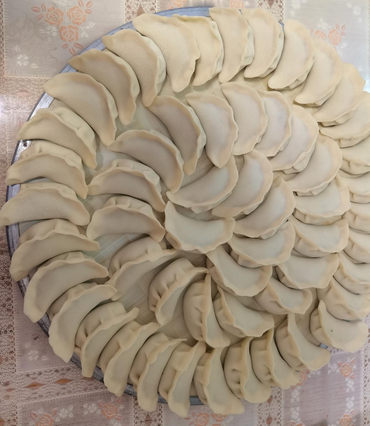 没想到，晚上9点睡了一觉，计划的包饺子，竟然有人完成了。一年多没用的盖帘被拿