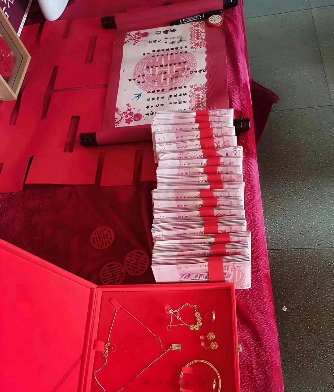 看到这一幕好心酸！父母这样的条件，有必要搞这么隆重的婚礼吗？