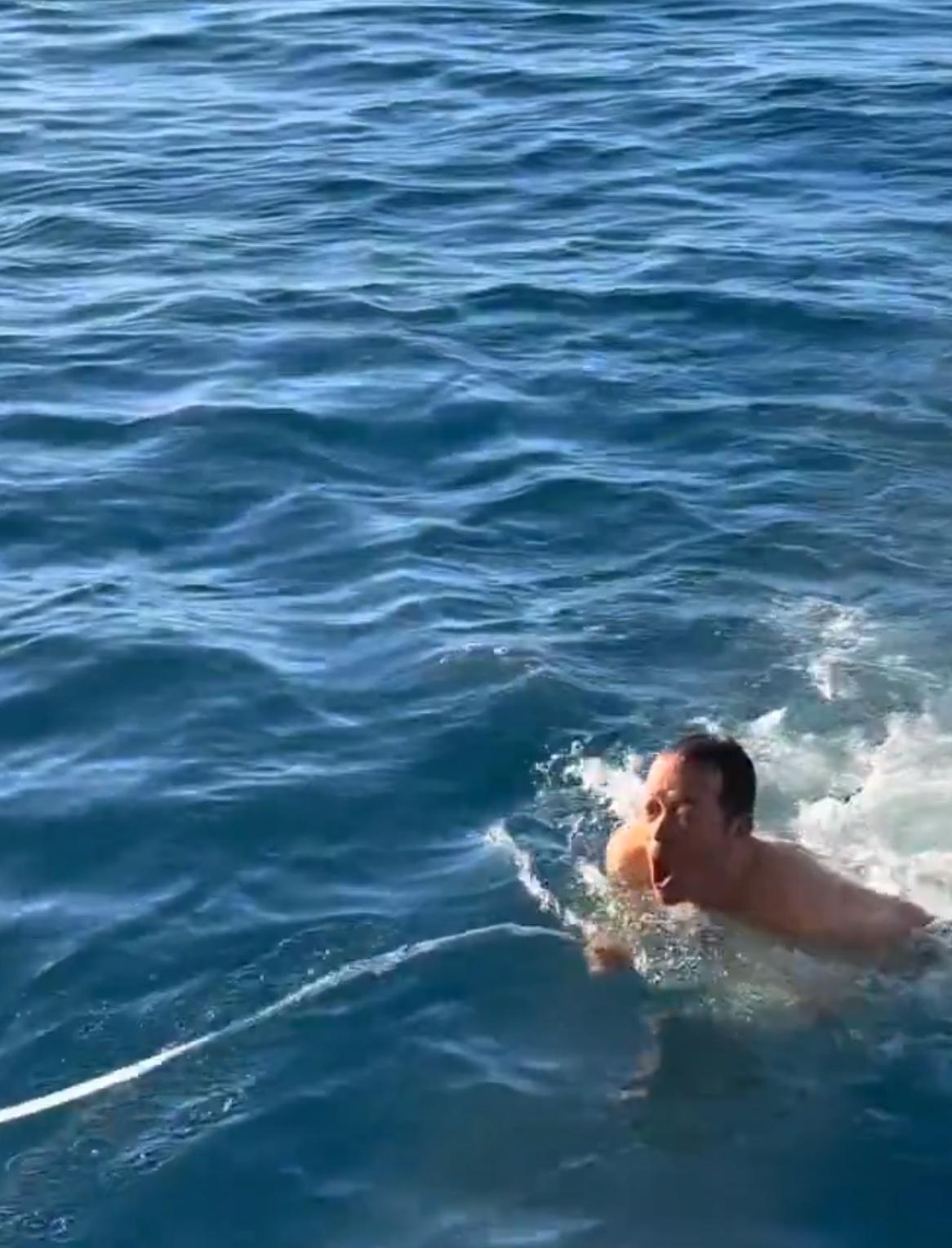 俞敏洪在-1度的海水里游泳！绝对的老当益壮[赞]刚刚，俞敏洪更新社交媒体：在