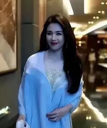 刘涛身上的“人妻感”越来越强了，她一看就是贤妻良母的模样