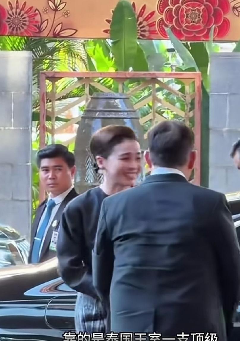 苏提达王后真是聪明，不管泰王身边有多少莺莺燕燕，她稳坐王后宝坐。谁也抢不走她的位