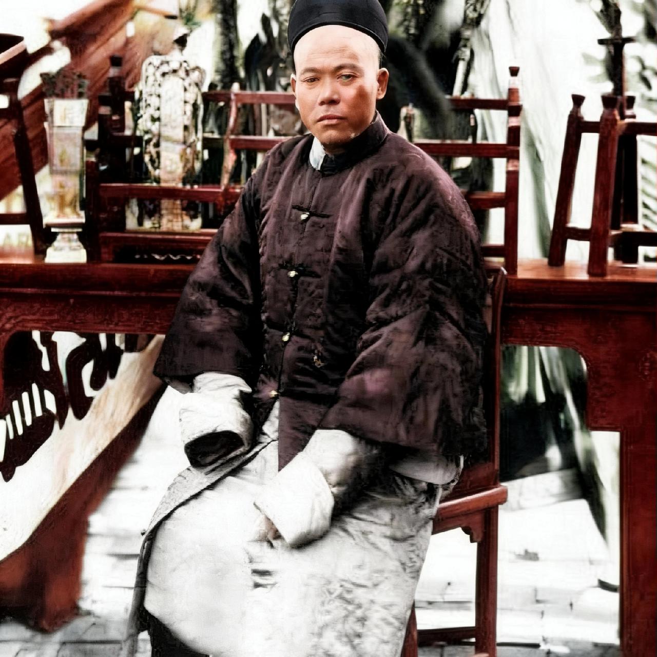 这位就是太平军的“叛将”韦俊，一张罕见的留影，镜头中的他坐在厅堂中间，这位曾经功