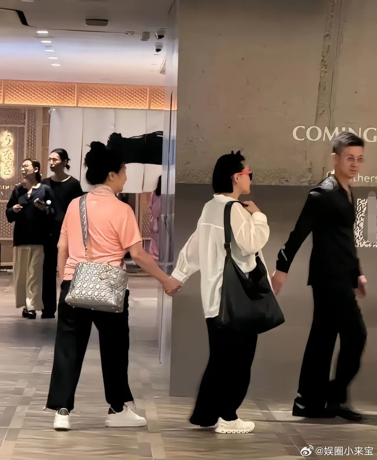 发现一个有意思的事情！​自从大S去世后，​不管什么场合，都经常能看到小S的老公跟她同框！​而且每次都