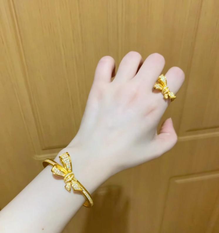 谁能想到，这是只有10g的蝴蝶结，金价那么贵的情况下，就只能先买点小克重了……