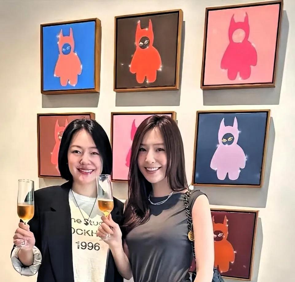 最近网上热议小S家的事，有艺人爆料说她让朋友们买她二女儿的画，不买还要被嘲笑。这
