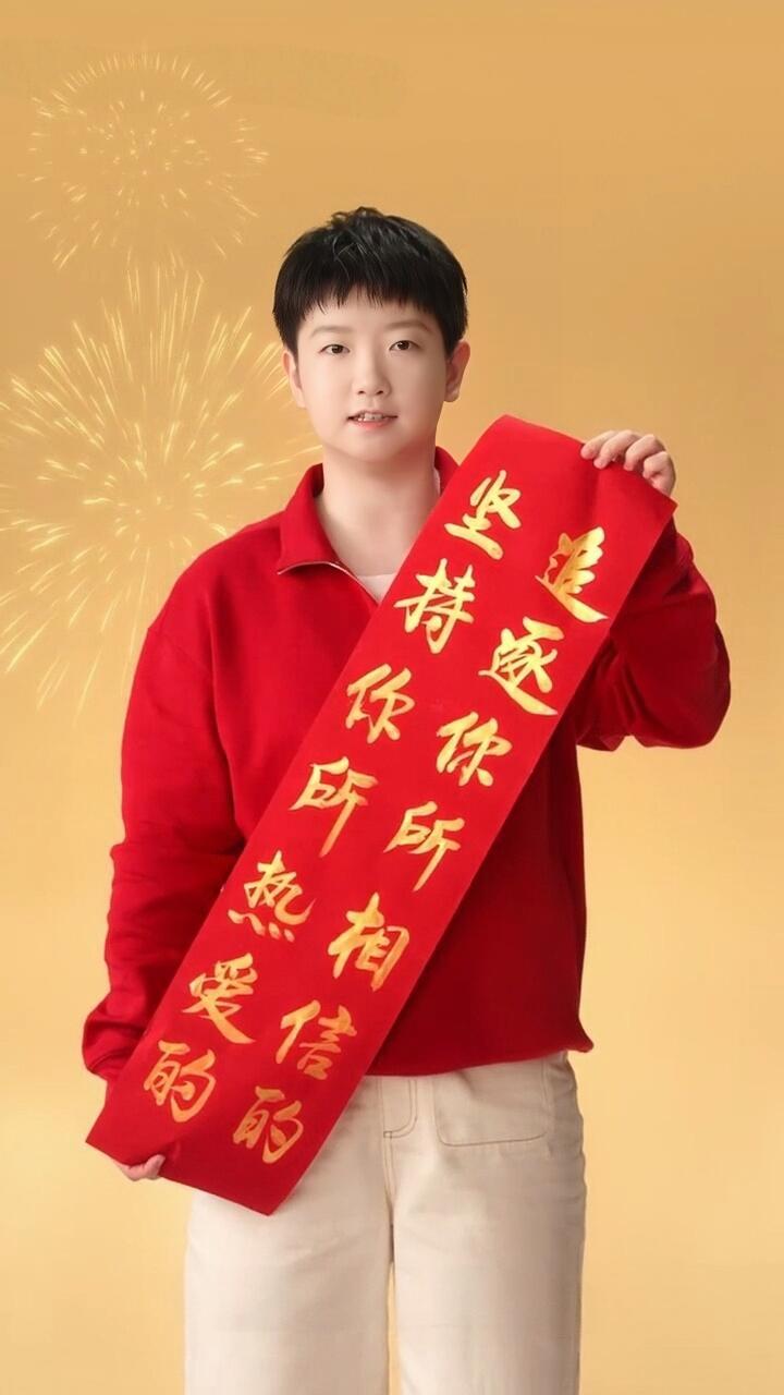 孙颖莎新年元旦壁纸，红红火火，每一帧，每一个动作都恰到好处，可爱的模样！小圆脸