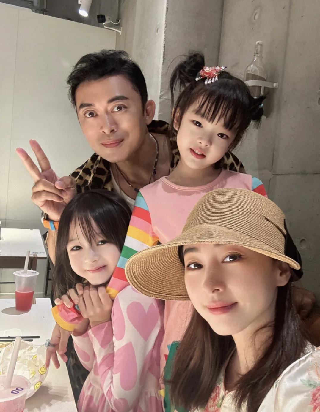 樊少皇和老婆贾晓晨以及两个女儿到店里喝奶茶，他们一家人的颜值真高啊！两个女儿的长