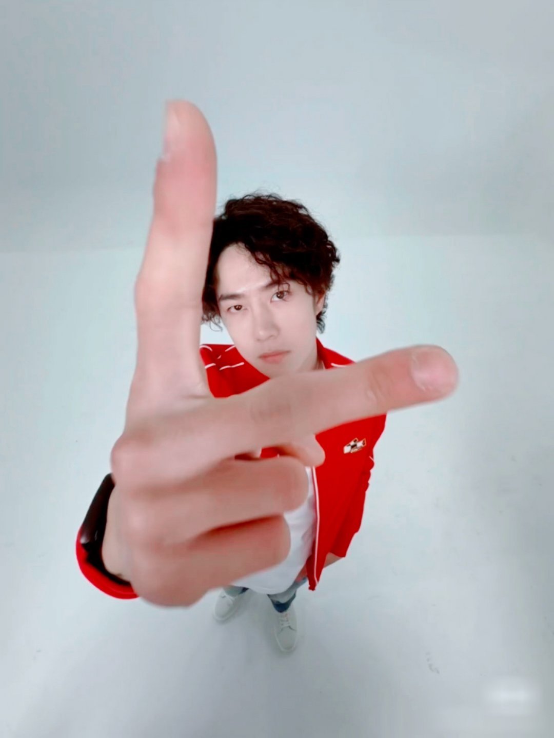 王一博新年拍照新姿势没有王一博舞台的跨年谁还记得，2025年跨年晚会，王一博热度