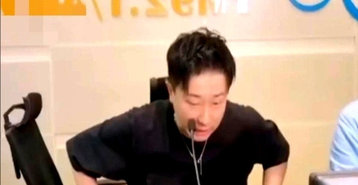 曹云金离开德云社？那是必然的！看看张鹤擎在直播里的反应。师娘王惠一出现，