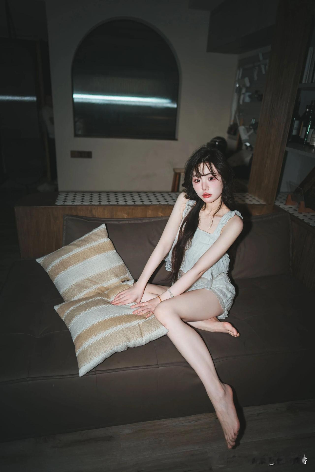 慵懒午后，少女与猫🐱的温馨时光！