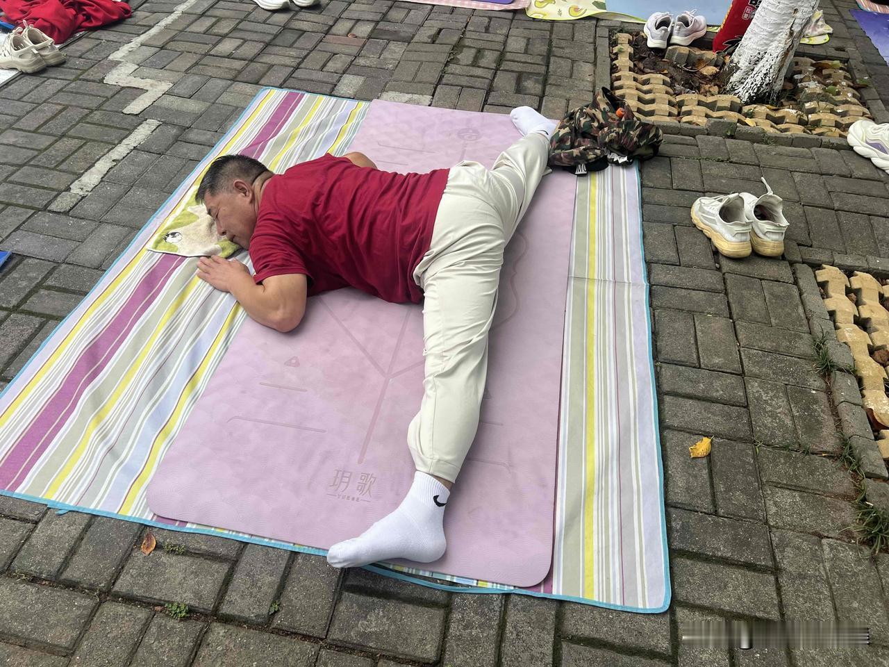和我一样大的年纪，身体如此柔和，令我羡慕。瑜伽人，还是不一样。人有健身爱