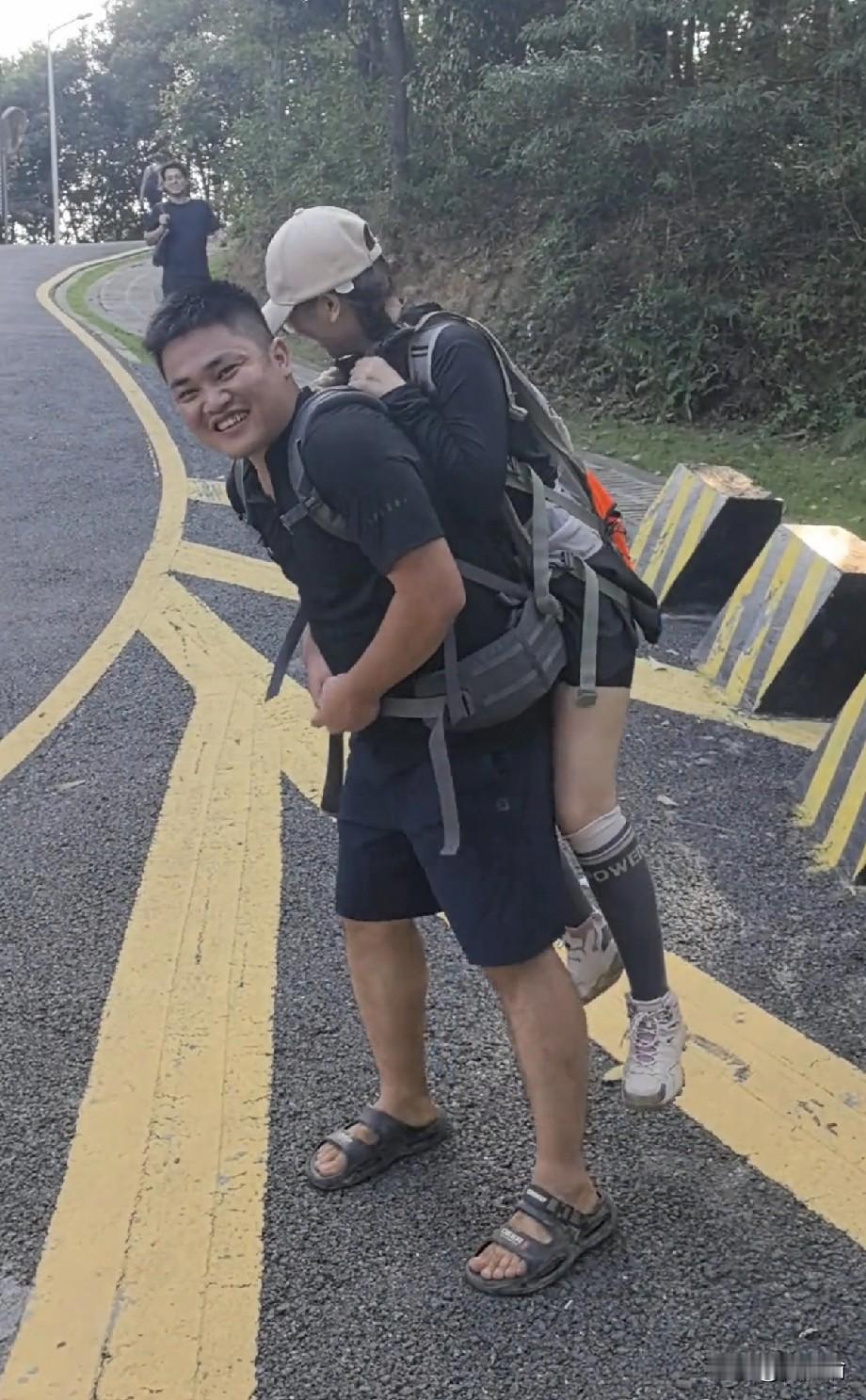 广东，女子下山时不小心崴了脚，疼得不能走路，加上女子有1米七，同伴也背不起她，不