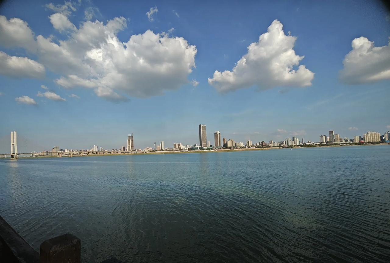 “海滨城市”南昌。此时的赣江，烟波浩渺，颇有一番大海的气势。名满天下的滕王阁，就