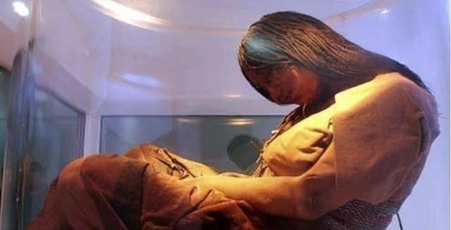 1999年，考古队登上6700米山峰后，竟然发现冰室中坐着一名年轻的少女，他们大