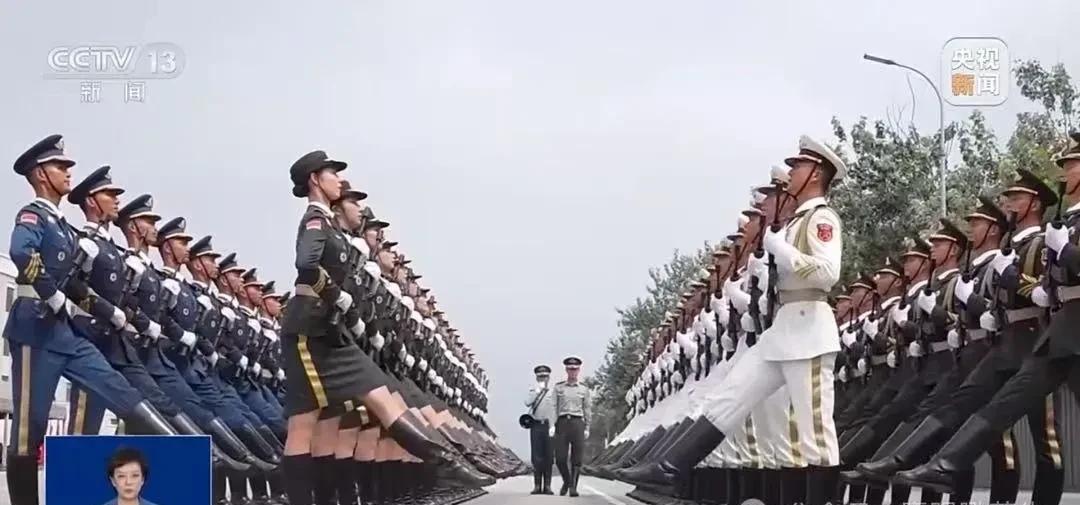央视新闻报道：阅兵仪仗女兵身高173到180，男队员身高183到193。真不敢