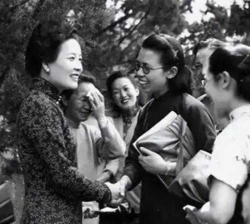 1933年，宋美龄得知蒋介石出轨陈洁如，怒气冲冲找到她，一个耳光扇过去，骂道“你