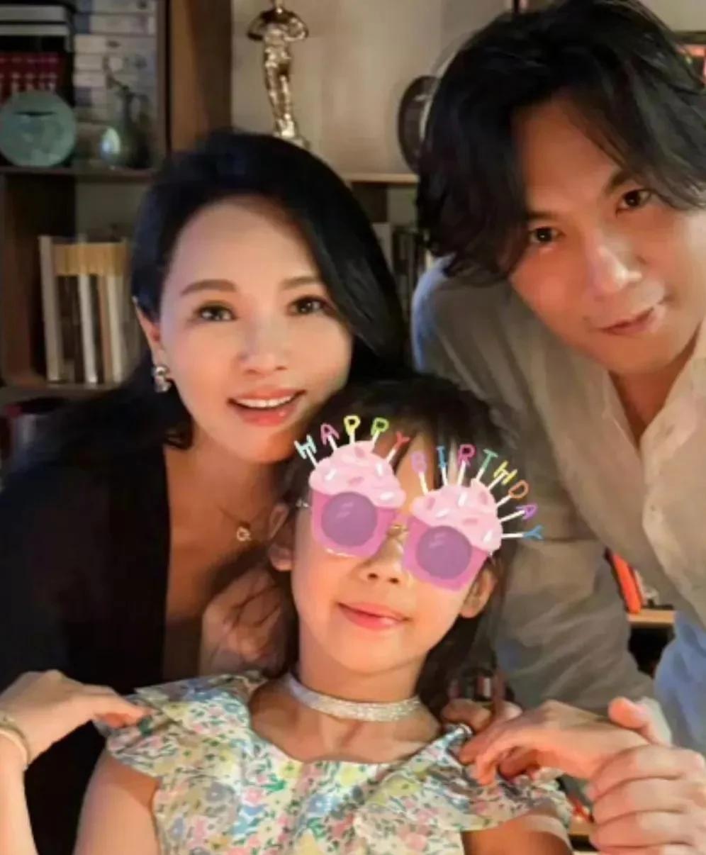 伊能静女儿在巴黎过生日，秦昊一脸宠溺，小米粒9岁了长得像奶奶