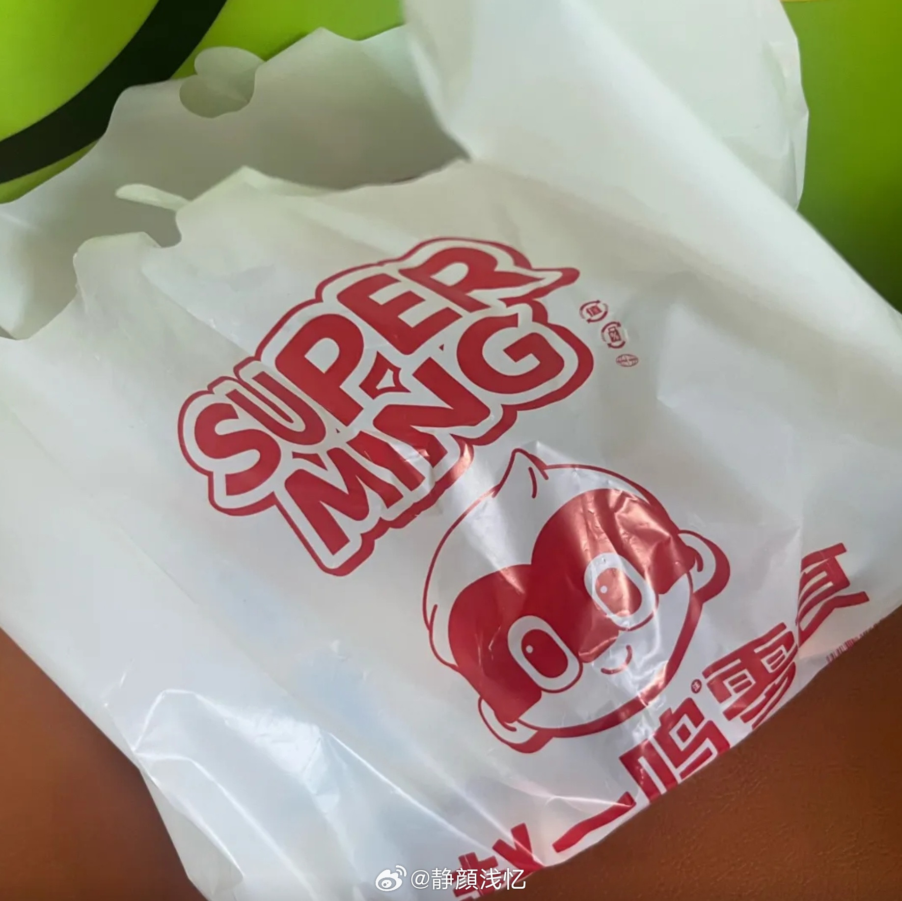 赵一鸣致歉有没有人和我一样，从来不逛赵一鸣这类零食折扣店。一方面里面零食种类实在