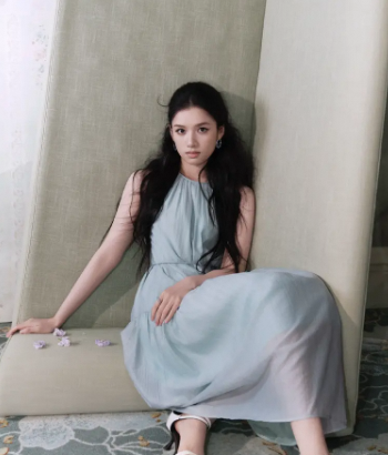 张婧仪夏日美照来袭浅蓝色纱裙尽显摩登魅力