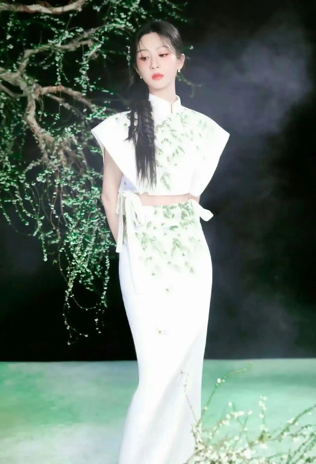 杨紫《玉兰花开君再来》即将开机目前热门人选从黄轩，欧豪，变成了李现！个人感觉三个