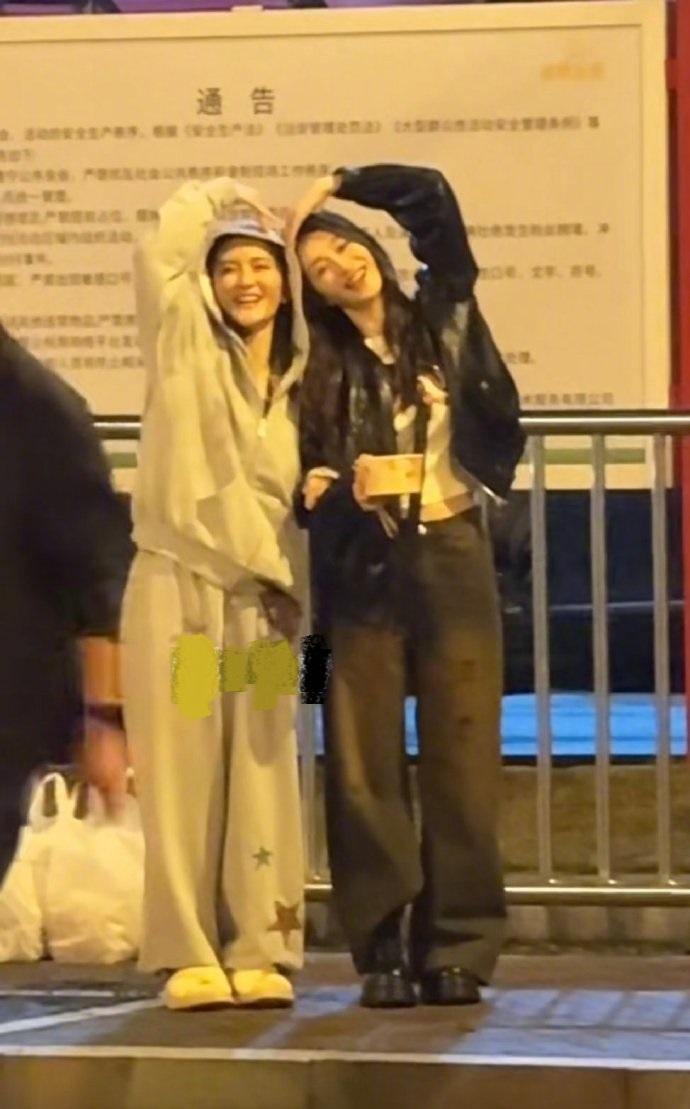 最近谢娜和李小冉一起去录制浪姐，两位这次虽然搭配风格不同，不过看上去很有姐妹范儿