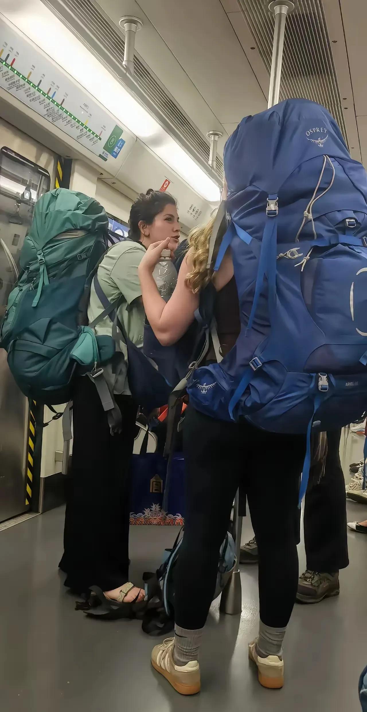 欧洲过来旅游的男女，大多背个硕大的背包，是因为他们太穷吗？可以明确的是，出门背